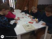 Mali odkrywcy w bibliotece.