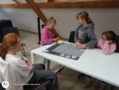 Mali odkrywcy w bibliotece.